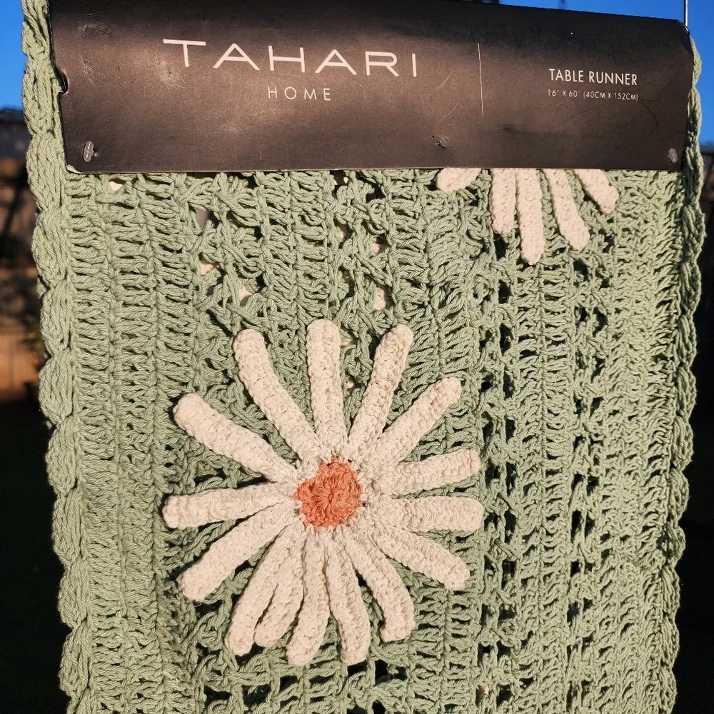 TAHARI HOME Green Crochet with White Daisies Table Runner 16